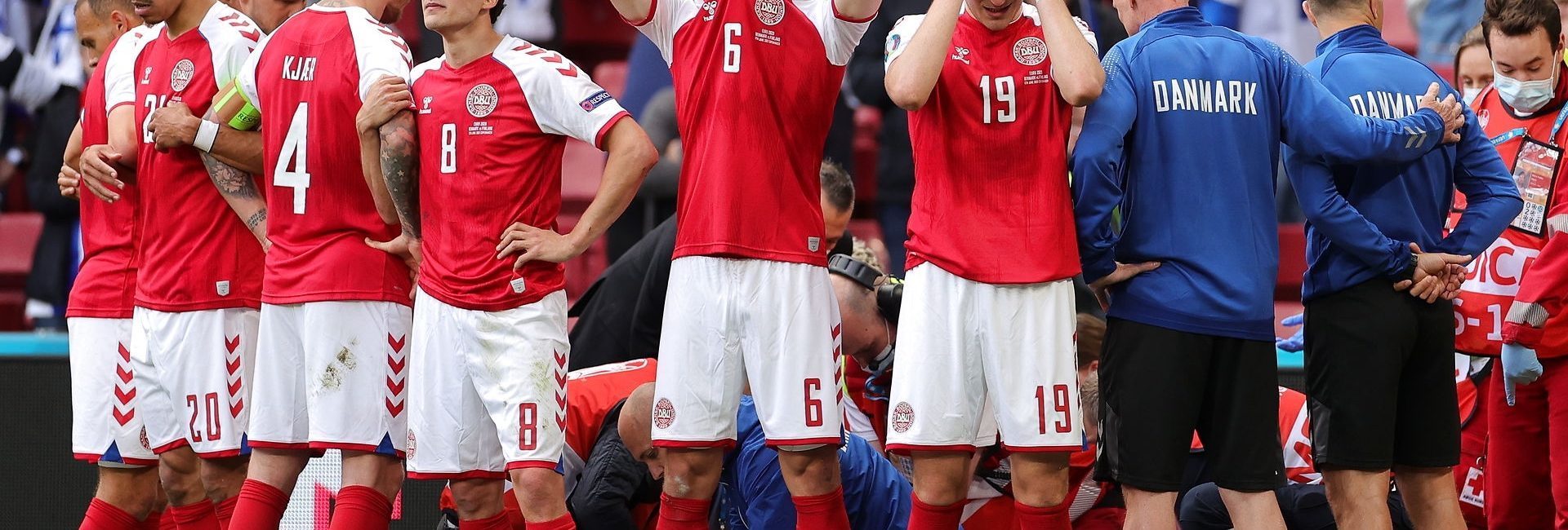 Landsholdsspillerne var tydeligt berørte, da de dannede en mur om Christian Eriksen. Foto: Friedemann Vogel/EPA/Ritzau Scanpix