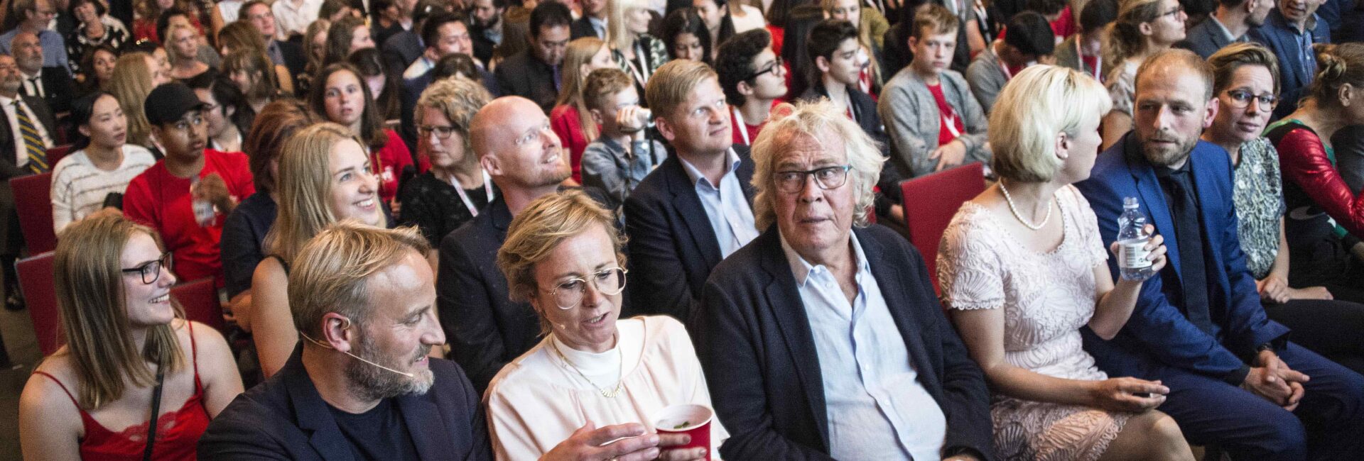 https://heartbeats.dk/danmarks-naeste-klassiker-hvorfor-har-ingen-fortalt-dem-at-ingen-elsker-jernborde/Odense Film Festival - OFF17 - er skudt i gang. Fra venstre Rasmus Botoft, Lisbeth Wulff, J¯rgen Leth og rÂdmand Jane Jegind var alle i centrum i dette Ârs Âbningsarrangement. Foto: Peter Leth-Larsen