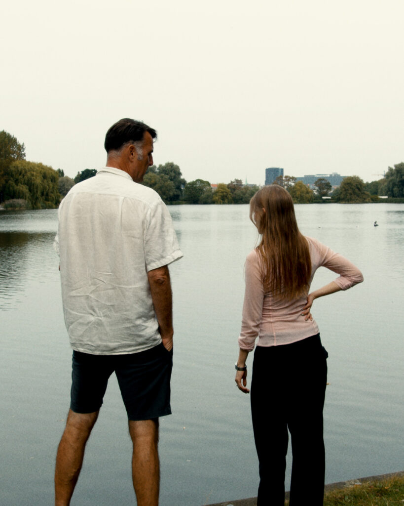 Emma Holten går en tur rundt om søerne i København med Mikael Kamber. 