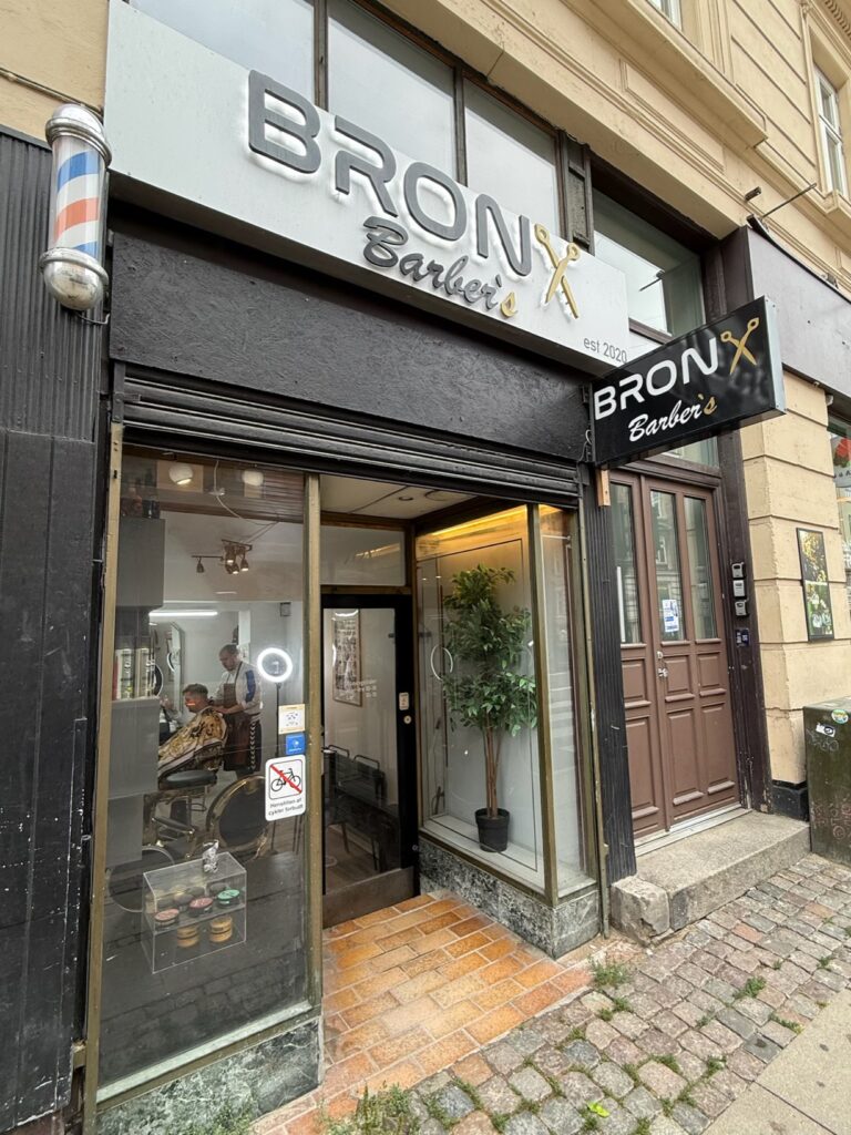 Det nuværende billede har ingen alt-tekst. Filnavnet er: barbershop-compressed.jpg
