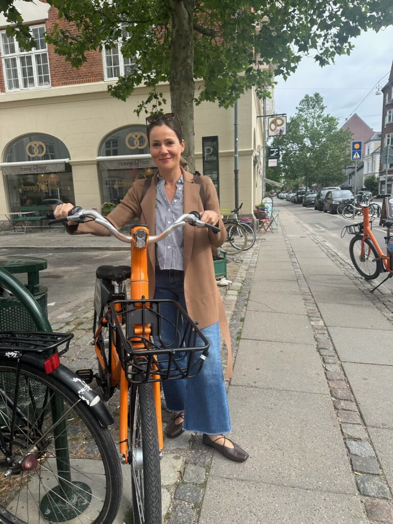 Det nuværende billede har ingen alt-tekst. Filnavnet er: marina-on-bike-compressed.jpg