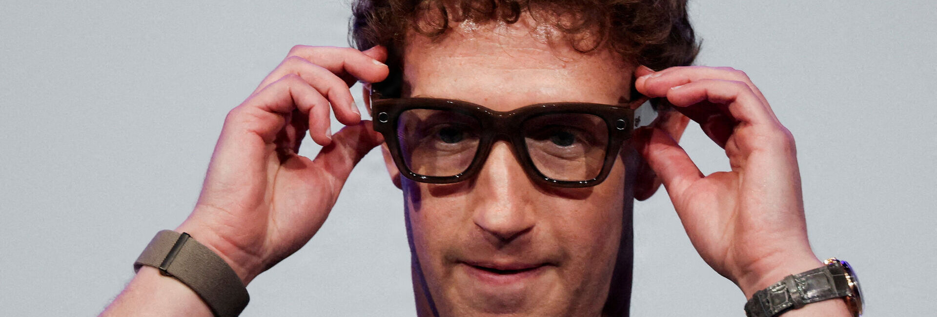 Mark Zuckerberg med Meta-brillen på.
