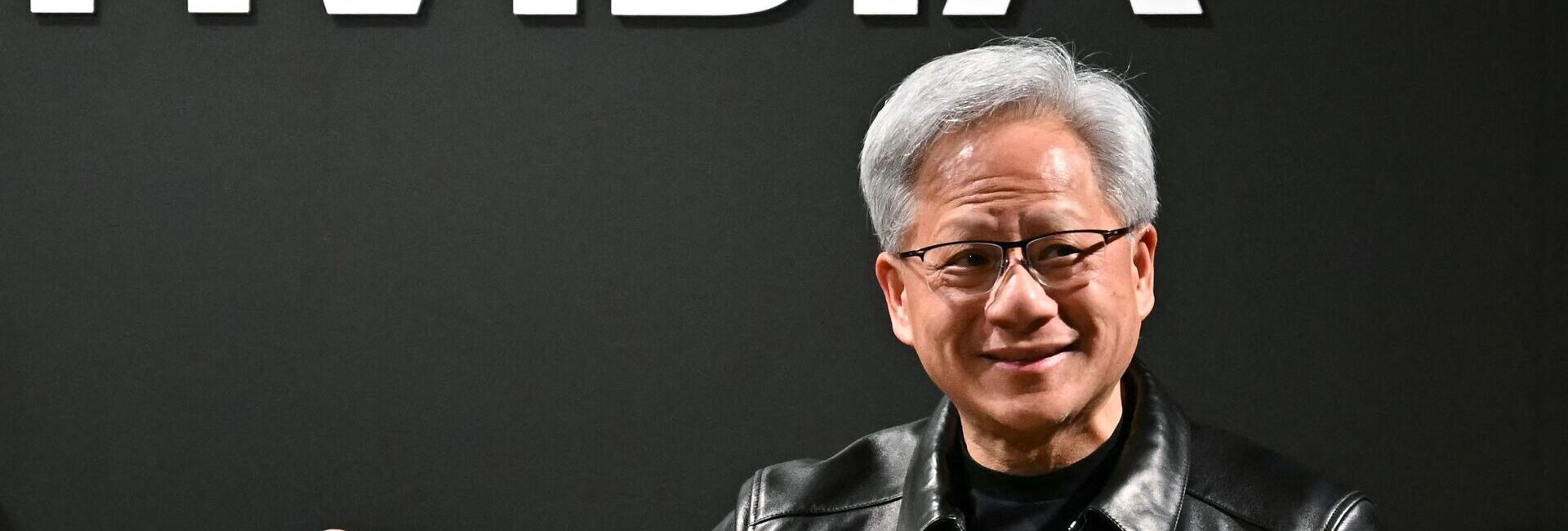 Nvidias topchef Jensen Huang er kendt for sin karakteristiske sorte læderjakke, som han ofte optræder i ved lanceringer og events.