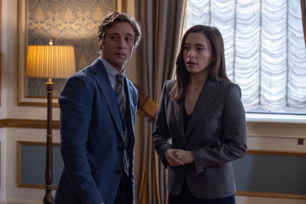Jeremy Allen White og Mikey Madison som Jeff Horwitz og Frances Haugen i 'The Social Reckoning'.